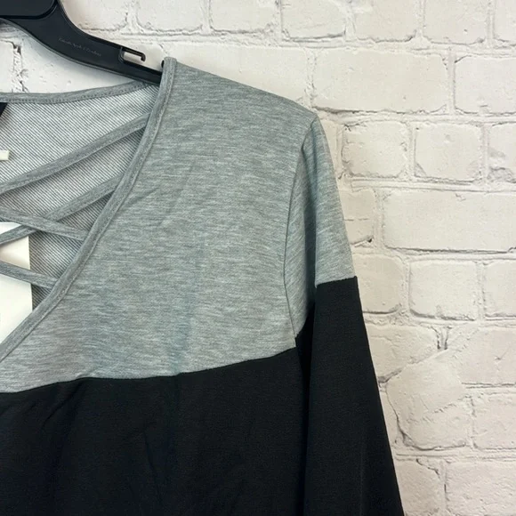 BloomChic Colorblock V-Neck Women's Lightweight Sweatshirt Top Plus Size 2X - Picture 3 of 6